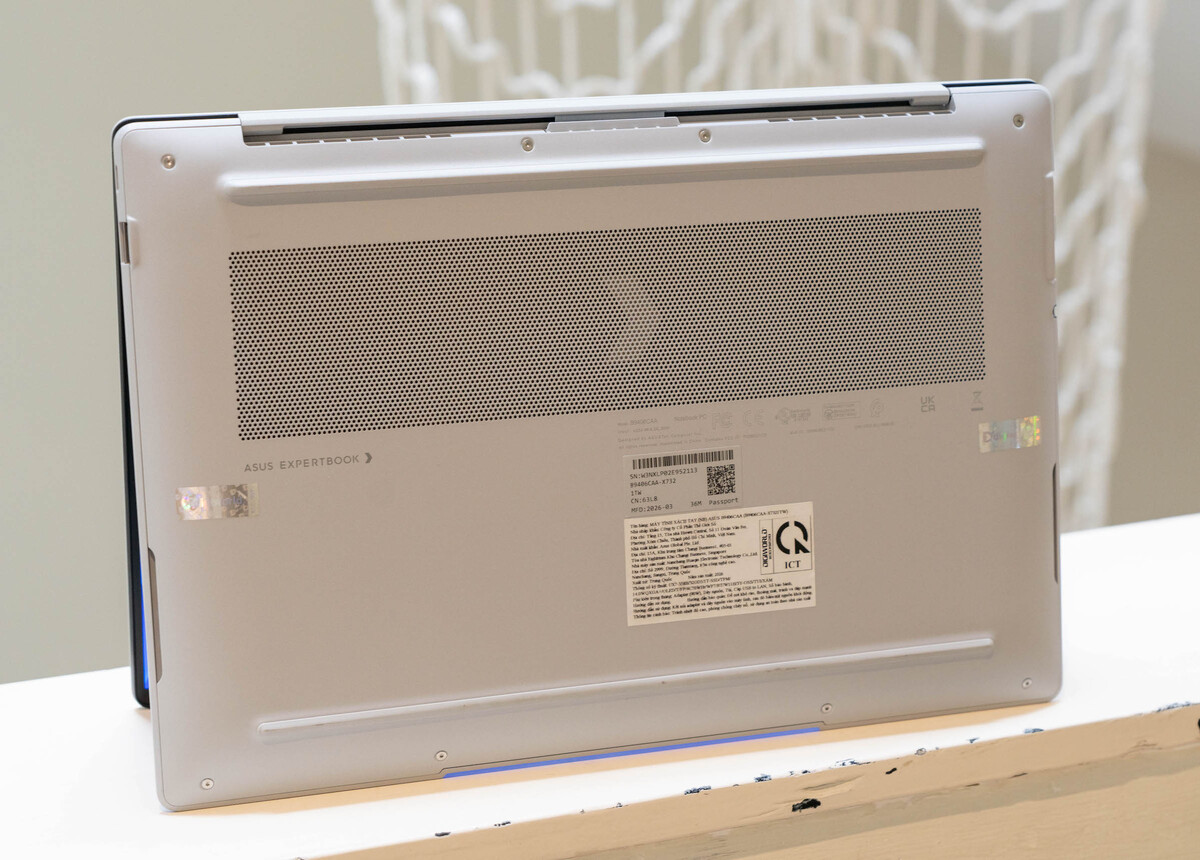 Đây là một trong những laptop đầu tiên trang bị bộ xử lý Intel Core Ultra Series 3 với cấu hình cao nhất sử dụng Core Ultra X9 388H. Phiên bản bán trong giai đoạn đầu tại Việt Nam dùng Core Ultra X7 358H, hiệu năng CPU cao hơn 20% so với thế hệ trước. Đồ họa tích hợp Intel Arc B390 đạt hiệu năng tương đương GPU rời Nvidia RTX 4050 Mobile. Bộ xử lý Core Ultra thế hệ 3 có hiệu suất NPU tích hợp đạt 50 TOPS, nằm ở tiêu chuẩn Copilot+ PC cao cấp nhất với khả năng tăng tốc tối đa tác vụ AI xử lý cục bộ. Asus cũng trang bị cho sản phẩm bộ công cụ AI với các tính năng tương tác điều khiển, tự động ghi âm, tóm tắt nội dung, dịch thuật tài liệu và tối ưu hóa cuộc họp trực tuyến.
