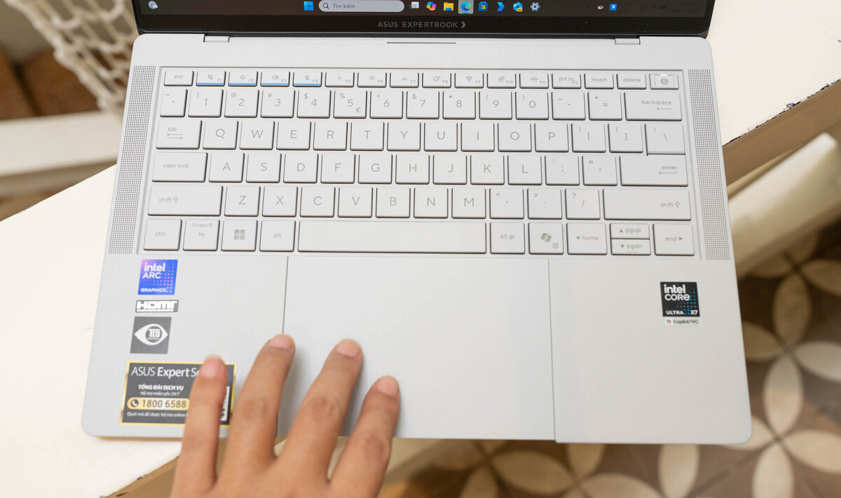 Dù mỏng, máy vẫn trang bị bàn phím với hành trình 1,5 mm cho cảm giác khi gõ tốt, TouchPad kính với phản hồi xúc giác kích thước lớn dễ sử dụng. Thiết bị trang bị camera hồng ngoại hỗ trợ Windows Hello, cảm biến vân tay và màn che webcam vật lý nhằm bảo vệ dữ liệu và quyền riêng tư. ExpertBook Ultra còn có hệ thống 6 loa hỗ trợ Dolby Atmos, đáp ứng tốt cho nhu cầu giải trí.