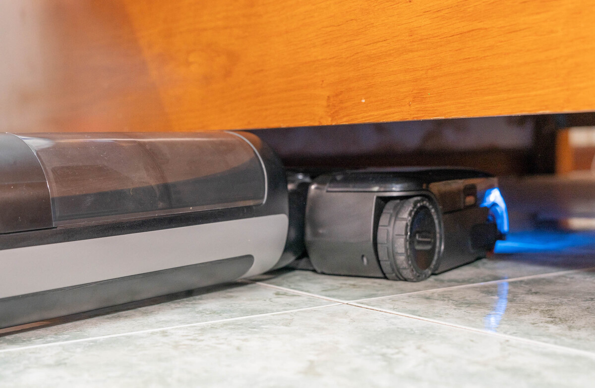 Dreame H16 Steam có khả năng ngả phẳng áp sát mặt sàn để luồn lách gầm giường, gầm tủ. Dù vậy, với độ dày thân máy khoảng 13 cm, thiết bị khó tiếp cận gầm quá hẹp so với robot hút bụi (thường mỏng dưới 10 cm). Điểm tiện lợi là người dùng có thể điều khiển hướng tiến/lùi của máy qua smartphone. Đèn LED xanh chuyên dụng ở đầu hút giúp soi rõ các hạt bụi mịn và lông thú ẩn khuất trên sàn.