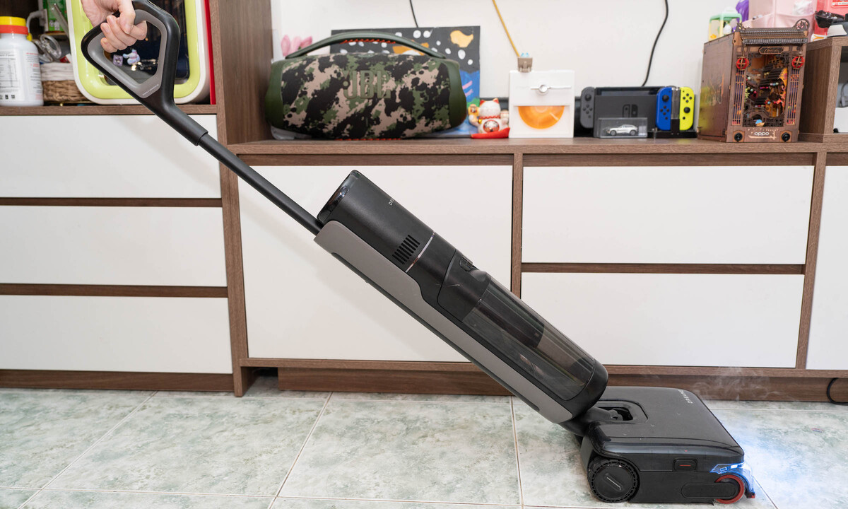 H16 Steam là một trong những mẫu có lực hút mạnh nhất trên thị trường với công suất tối đa 28.000 Pa, hơn mức 22.000 Pa phổ biến trên các dòng máy của Tineco hay Roborock. Công suất này cho phép dễ dàng hút sạch bụi mịn, các loại hạt hay chất bẩn ướt lớn như sợi bún, mì hay sữa chua đổ ra sàn… Máy nặng 6,8 kg nên việc đưa lên các tầng nhà sẽ khó khăn hơn cho người dùng nữ. Bù lại, thiết bị có công nghệ GlideWheel, tự động hỗ trợ lực theo hướng chuyển động của người dùng, giúp việc kéo và đẩy máy nhẹ và êm hơn. Do hệ thống trợ lực khá nhạy, người dùng sẽ cần một vài ngày để làm quen, tránh việc máy lao nhanh, va vào vật dụng trong nhà.