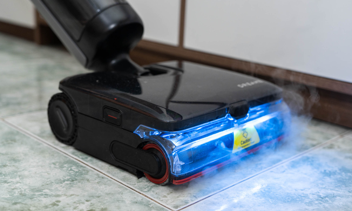 Điểm nổi bật trên H16 Steam là công nghệ hơi nước SaunaClean có khả năng gia nhiệt đến 200°C, giúp duy trì hơi nước ổn định ở mức 99°C tại các cửa phun. Máy trang bị 6 đầu phun hơi với lưu lượng 3.000 mg/phút, cao hơn mức 160°C và 1.300 mg/phút của Tineco S7 Stretch. Trải nghiệm thực tế, nhờ hơi nước nóng, máy xử lý hiệu quả khu vực khó làm sạch như phòng bếp với các vết dầu ăn, tương ớt... Mặt sàn sạch sâu hơn, không còn cảm giác dính chân như khi dùng máy lau, hay robot lau nhà không có nước nóng. Ngoài việc giúp sàn khô nhanh, công nghệ mới cũng khử khuẩn tốt hơn so với việc lau nước nóng.
