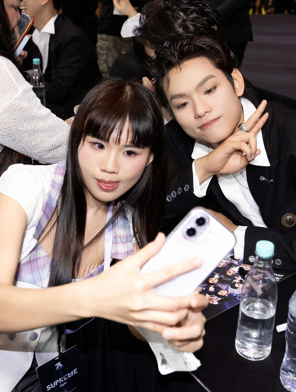 buitruonglinh chụp ảnh cùng fan. Á quân Anh trai say hi mùa thứ hai nói không ngại khi thử sức tại sân chơi mới. 10 năm vào làng nhạc, ca sĩ muốn mang đến cho công chúng nhiều màu sắc mới mẻ hơn.