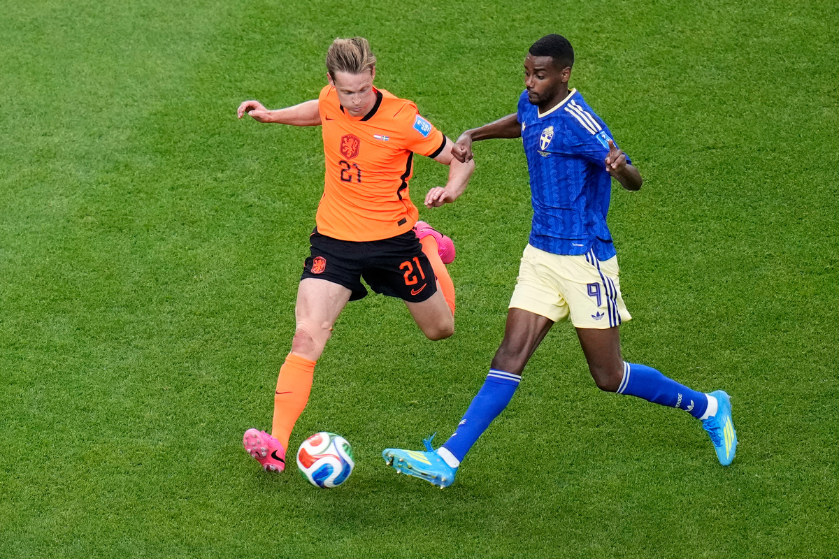 Tiền vệ: Frenkie de Jong (Hà Lan) De Jong điều tiết toàn bộ nhịp độ trận đấu khi Hà Lan thắng đậm Thụy Điển. Anh liên tục nhận bóng, phân phối và giữ nhịp bằng các đường chuyền ngắn chính xác. Tiền vệ này đóng vai trò trung tâm trong việc luân chuyển bóng và giúp Hà Lan kiểm soát hoàn toàn thế trận, tạo nền tảng cho chiến thắng áp đảo. Cầu thủ 29 tuổi quan trọng đến nỗi anh được rút ra nghỉ ở phút 59, khi Hà Lan dẫn bốn bàn.