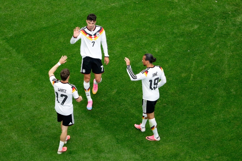 Kai Havertz (số 7) được các đồng đội Florian Wirtz (17) và Leroy Sane (19) chúc mừng sau khi ghi bàn trong trận Đức thắng Curacao 7-1 ở bảng E World Cup 2026 trên sân Houston, Mỹ ngày 14/6. Ảnh: AP