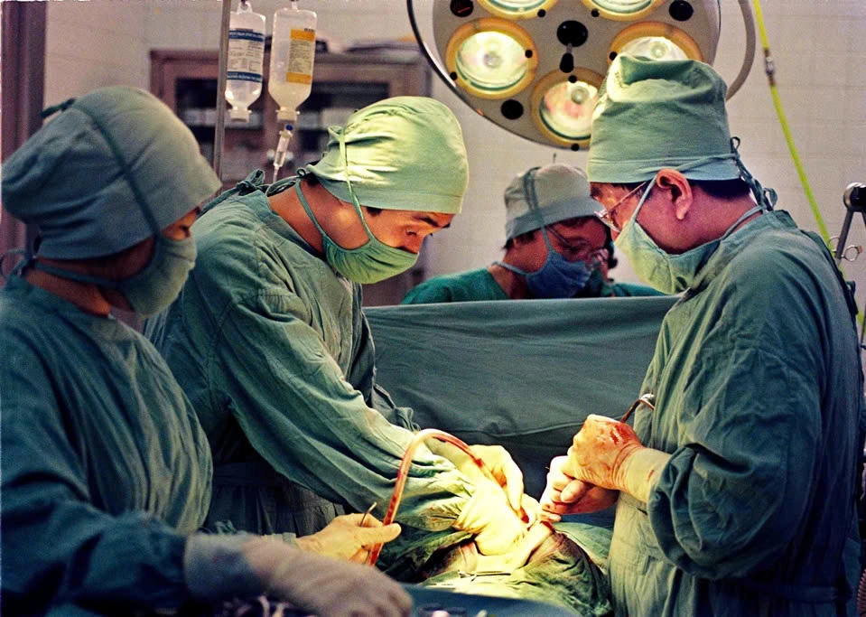 GS.TS.BS Nguyễn Đình Hối trong một ca phẫu thuật. Ảnh: Bệnh viện cung cấp