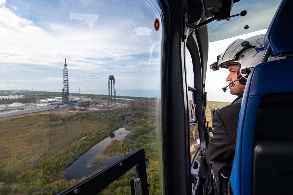 Giám đốc NASA Jared Isaacman xem xét bệ phóng hư hại hôm 29/5. Ảnh: X/Jared Isaacman