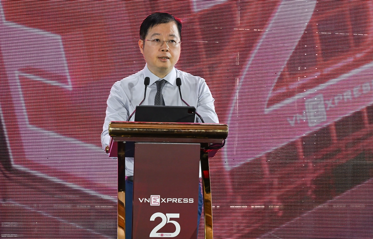 Ông Nguyễn Thanh Lâm, Giám đốc Đài Truyền hình Việt Nam, chia sẻ: "25 năm đầu tiên là câu báo điện tử có thể tồn tại hay không. VnExpress cùng nhiều tờ báo khác đã mang lại câu trả lời thuyết phục. Nhưng 25 năm tiếp theo sẽ là câu hỏi lớn hơn: báo chí Việt Nam có tự chủ trên không gian số hay không", ông nói.