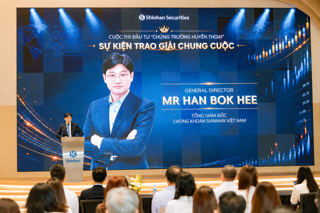 Ông Han Bokhee, Giám đốc Chứng Khoán Shinhan Việt Nam phát biểu tại lễ trao giải. Ảnh: SSV