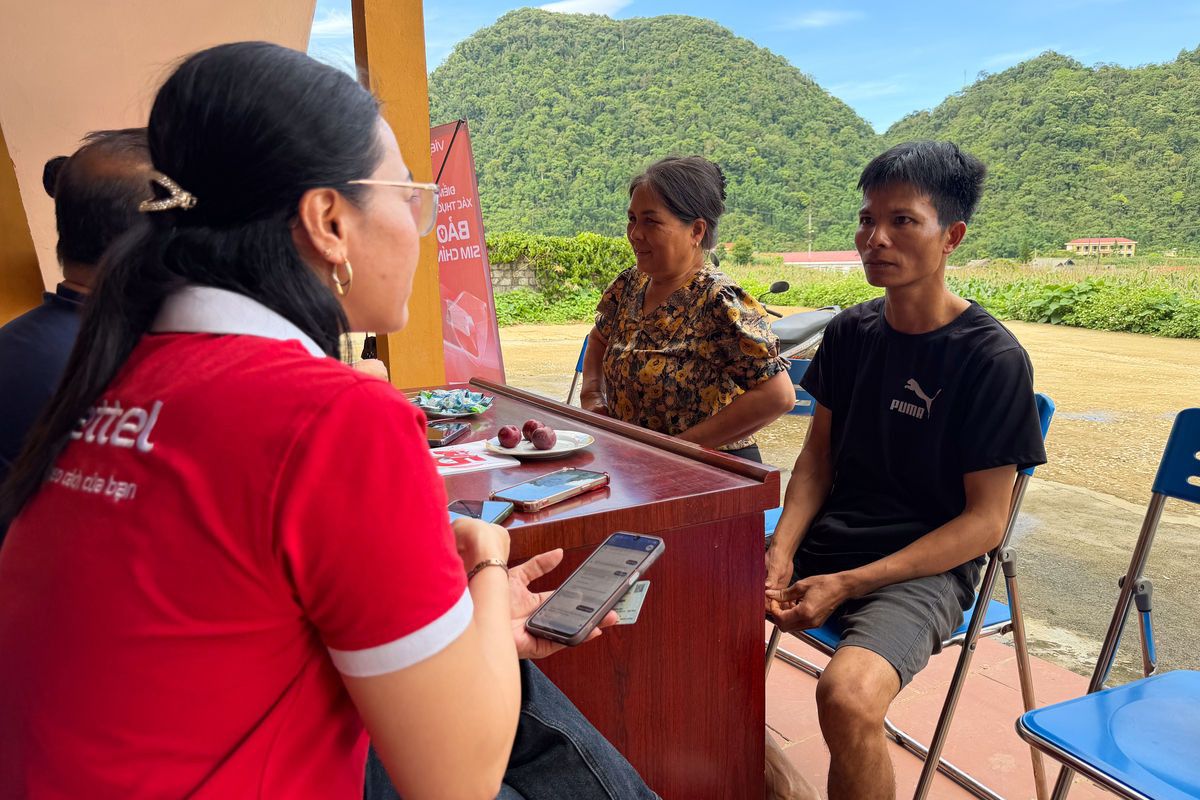 Theo thống kê của Cục Viễn thông - Bộ Khoa học và Công nghệ, tính đến đầu tháng 6, dữ liệu của 103 triệu thuê bao di động đã được đưa lên ứng dụng xác thực điện tử quốc gia VNeID. Trong số đó, 25 triệu thuê bao chưa tiến hành xác nhận trạng thái chính chủ. Việc xác nhận và chuẩn hóa thông tin không chỉ là yêu cầu quản lý mà còn góp phần ngăn chặn SIM rác, giảm nguy cơ lừa đảo trực tuyến và bảo vệ người dùng trên môi trường số. Sau ngày 15/6, những số điện thoại này nếu vẫn chưa xác nhận tình trạng sử dụng trên ứng dụng VNeID sẽ bị khóa một chiều và phải thực hiện chuẩn hóa thông tin nếu muốn tiếp tục sử dụng.