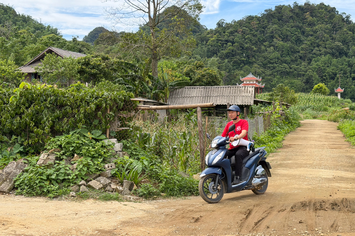 Tại những địa bàn như thế, một cách làm hiệu quả là phát thông báo qua loa phường. Tuy nhiên, do đặc thù hộ dân ở xa nhau, nhân viên nhà mạng phải tự nghĩ ra những cách làm sáng tạo hơn, như sử dụng loa di động đi khắp các ngõ ngách thông báo, kêu gọi người dùng đến nhà văn hoá, nơi có nhân viên nhà mạng trực sẵn, để được hỗ trợ xác thực. Trong hình là anh Nguyễn Trung Kiên, nhân viên nhà mạng, đeo loa di động, bật âm lượng lớn và đi xe máy quanh bản.