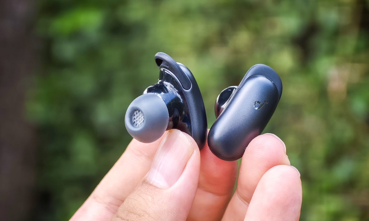 Bên cạnh tính năng về AI, Soundcore cũng đầu tư mạnh cho chất lượng âm thanh. Hai củ tai trang bị driver dynamic 9,2 mm với màng loa wool-paper diaphragm thay vì nhựa PET hoặc LCP phổ biến trong phân khúc. Theo Rtings, đây là chất liệu giúp kiểm soát cộng hưởng cơ học tốt hơn, tạo bass "lực" nhưng vẫn giữ độ tách lớp ở dải trung. Tai nghe đạt dải tần 10 Hz - 40 kHz và codec LDAC cho truyền tải nhạc độ phân giải cao. Hệ thống thu âm 8 micro phục vụ chống ồn cuộc gọi và nhận diện giọng nói. Sản phẩm thậm chí được sách Kỷ lục Guinness ghi nhận "điểm chất lượng giọng nói cao nhất (G-MOS) đối với tai nghe True Wireless". Mỗi bên tai trang bị pin 62 mAh, cho thời gian nghe tối đa 12 tiếng khi tắt chống ồn chủ động ANC hoặc 6,5 tiếng khi bật ANC. Kết hợp hộp đựng cho tổng thời gian 28 tiếng bật ANC và 50 tiếng tắt ANC. Việc kết nối không dây thông qua chuẩn Bluetooth 6.1 gần như mới nhất, cho phép kết nối đồng thời ba thiết bị, hỗ trợ Dolby Audio và HearID 5.0, chống bụi nước IP55.