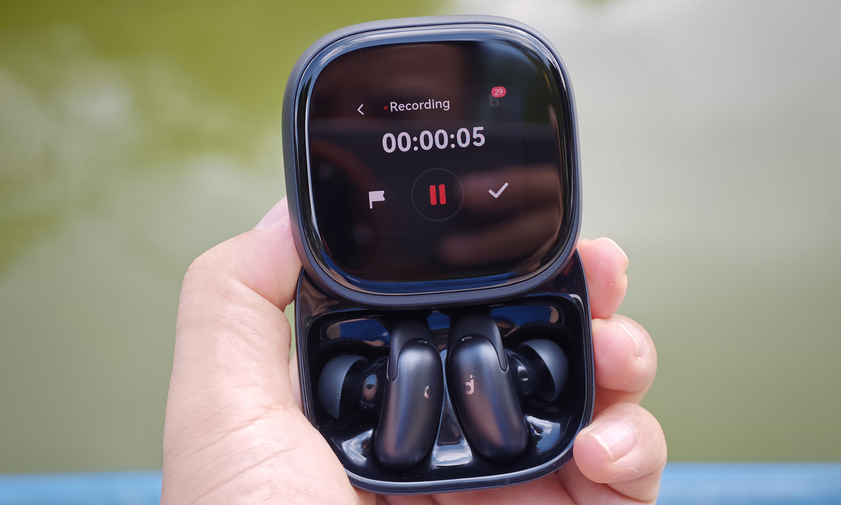 Với Thus AI, Soundcore cũng đưa vào tính năng trí tuệ nhân tạo riêng. Trong đó, AI Note-Taker tạo khác biệt lớn nhất trên Liberty 5 Pro Max. Thay vì ghi âm bằng điện thoại, người dùng có thể đặt hộp sạc trên bàn họp, bàn học hoặc khu vực phỏng vấn để thu lại nội dung trao đổi thông qua micro độc lập, hoạt động cả khi kết nối và không kết nối smartphone. Sau khi ghi âm, hệ thống AI chuyển lời nói thành văn bản, nhận diện từng người tham gia cuộc trò chuyện, tạo bản tóm tắt và trích xuất nội dung cần thực hiện. Toàn bộ dữ liệu đồng bộ với ứng dụng Soundcore trên điện thoại để lưu trữ hoặc chia sẻ. Chức năng này phù hợp với họp nhóm, phỏng vấn, ghi chú bài giảng hoặc trao đổi công việc ngắn, giúp giảm thời gian nghe lại bản ghi âm và tổng hợp nội dung thủ công. Trải nghiệm thực tế cho thấy, âm thanh ghi lại ở mức tốt khi môi trường yên tính nhưng lẫn tạp âm nơi đông người. Tốc độ đồng bộ với smartphone nhanh, tệp âm thanh được chuyển tự động và ứng dụng sẽ tạo bản ghi chú cuộc họp. Tuy nhiên, tính năng AI trên app xử lý bản ghi âm và tóm tắt nội dung chỉ ở mức tạm ổn, phụ thuộc vào nguồn ghi âm có lẫn nhiều tạp âm hay không.
