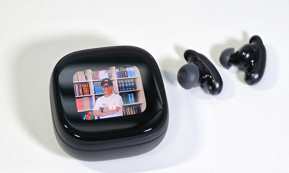 Điểm nhấn là màn hình AMOLED kích thước 1,78 inch. Một số tai nghe True Wireless trên thị trường có thiết kế tương tự và cùng phân khúc như JBL Tour Pro 3 hay Cleer Arc III Music. Trải nghiệm thực tế cho thấy, màn hình cảm ứng dễ thao tác, nhiều công đoạn không cần smartphone, có thể tùy biến hình nền và một số chức năng qua ứng dụng Soundcore. Dù vậy, trong một số trường hợp vẫn xảy ra độ trễ nhất định, đồng thời độ phân giải màn hình không quá cao, chất lượng hiển thị ở mức tạm ổn. Liberty 5 Pro Max cũng là tai nghe không dây hiếm hoi được nhà sản xuất trang bị chip trí tuệ nhân tạo có tên Thus AI. Chip do Soundcore phát triển, áp dụng mô hình "compute-in-memory" (tính toán trong bộ nhớ), có thể xử lý AI trực tiếp trong các ô nhớ gọi là NOR-Flash, đồng thời giảm luồng dữ liệu qua lại giúp tiết kiệm năng lượng và tăng hiệu quả xử lý trên những thiết bị có dung lượng pin hạn chế. Theo Soundcore, kiến trúc compute-in-memory dựa trên NOR-Flash chỉ chiếm khoảng 1/6 diện tích vật lý so với giải pháp sử dụng SRAM, cho phép tích hợp các tác vụ AI như nhận dạng giọng nói, chuyển lời nói thành văn bản, tóm tắt nội dung hoặc dịch thuật vào một hộp sạc tai nghe có kích thước chỉ vài centimet mà không cần phụ thuộc vào điện toán đám mây.