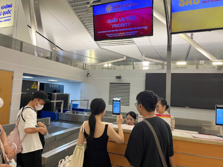 Sân bay Phú Quốc áp dụng làm thủ tục bằng sinh trắc học Sun Express