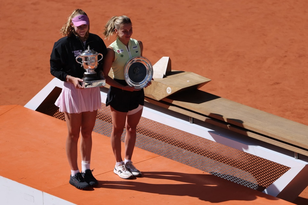 Andreeva (trái) và Chwalinska trên bục nhận giải, sau chung kết Roland Garros, trên sân Philippe Chatrier, Paris, Pháp hôm 6/6. Ảnh: Reuters