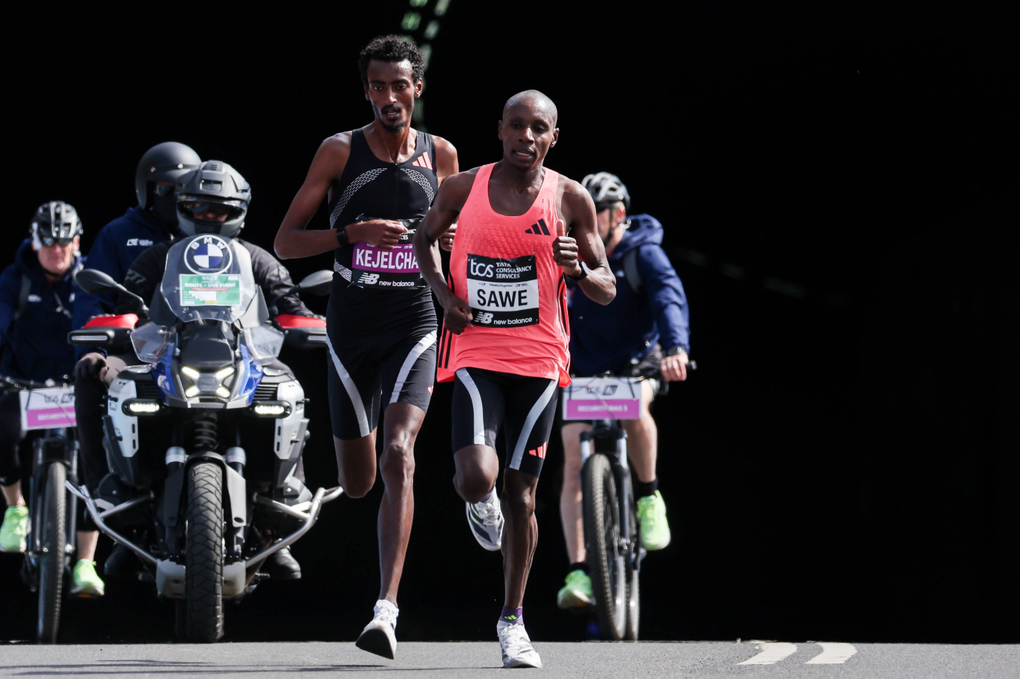 Yomif Kejelcha (trái) và Sabastian Sawe đua tranh trên đường chạy London Marathon ngày 26/4/2026. Ảnh: Reuters