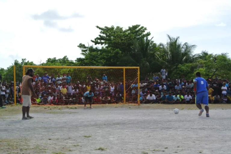 Giấc mơ World Cup của quốc gia nguy cơ bị nước biển nhấn chìm