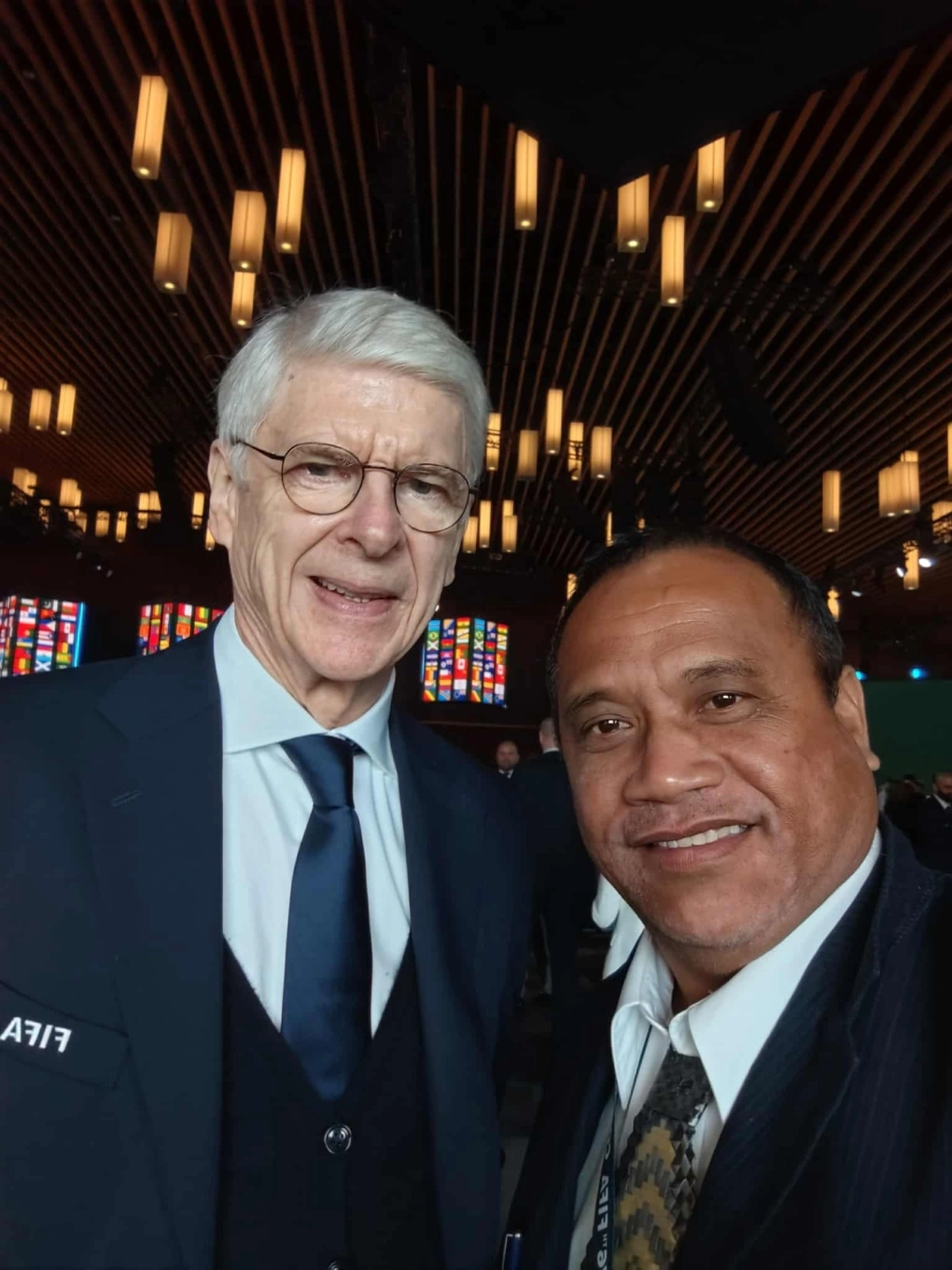 Chủ tịch KIFF Eriati Reebo chụp ảnh cùng cựu HLV Arsene Wenger tại Đại hội FIFA ở Vancouver, Canada ngày 30/4/2026. Ảnh: KIFF