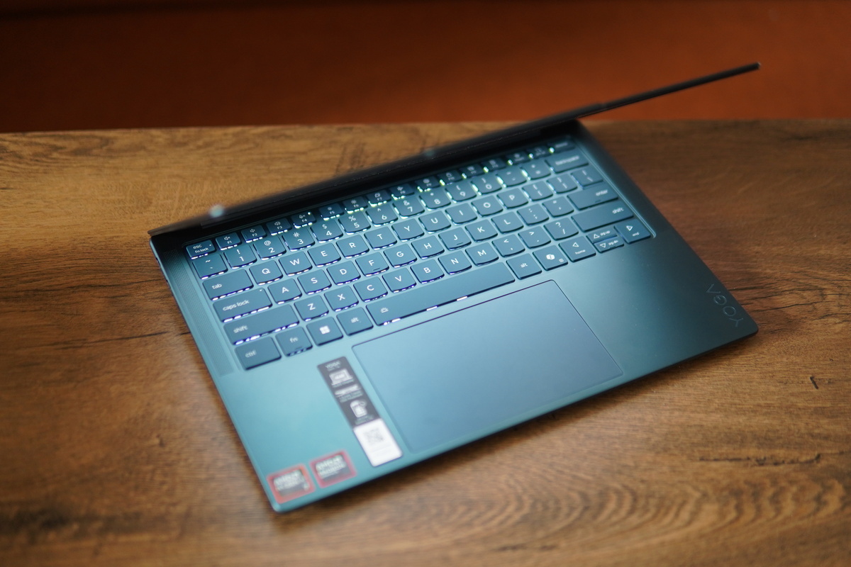 Lenovo Yoga Slim 7a sở hữu nhiều ưu điểm cạnh tranh như thiết kế vỏ nhôm nguyên khối mỏng nhẹ 1,15 kg, màn hình OLED, bàn phím cho cảm giác tốt, cùng vi xử lý AMD thế hệ mới tích hợp NPU 50 TOPS. Khi đặt lên bàn cân với các đối thủ, máy sở hữu thế mạnh nhờ năng lực xử lý AI cục bộ mạnh mẽ, và chất lượng hiển thị tốt. Tuy nhiên, dung lượng RAM và bộ nhớ trước áp lực bão giá linh kiện toàn cầu cũng làm giảm bớt lợi thế cạnh tranh về thông số thuần túy trước một số đối thủ Windows trong cùng tầm giá, cùng thiết kế thiếu đột phá sau nhiều năm.