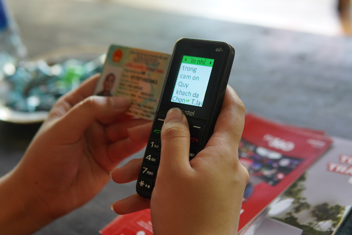 Người dùng smartphone được nhà mạng hướng dẫn thực hiện ngay trên máy. Với những ai đang sử dụng điện thoại cơ bản, nhân viên nhà mạng có ứng dụng riêng để hỗ trợ. Thực tế, nếu có căn cước công dân gắn chip, quá trình xác thực với thao tác quét khuôn mặt, quét CCCD diễn ra trong chưa đầy 5 phút. Thách thức chính nằm ở việc tiếp cận được khách hàng. Chị Nhung, nhân viên Viettel xã Tân Mai, cho biết do ban ngày bà con bận việc đồng áng, khung 18-23h trở thành "giờ vàng để nhân viên cắm bản". Việc vượt đường đèo hàng chục km hay đi về lúc nửa đêm không còn xa lạ. Trong tháng 5, chị là một trong những nhân viên tại địa bàn đạt thành tích cao nhất khi hỗ trợ được gần 800 người xác thực.