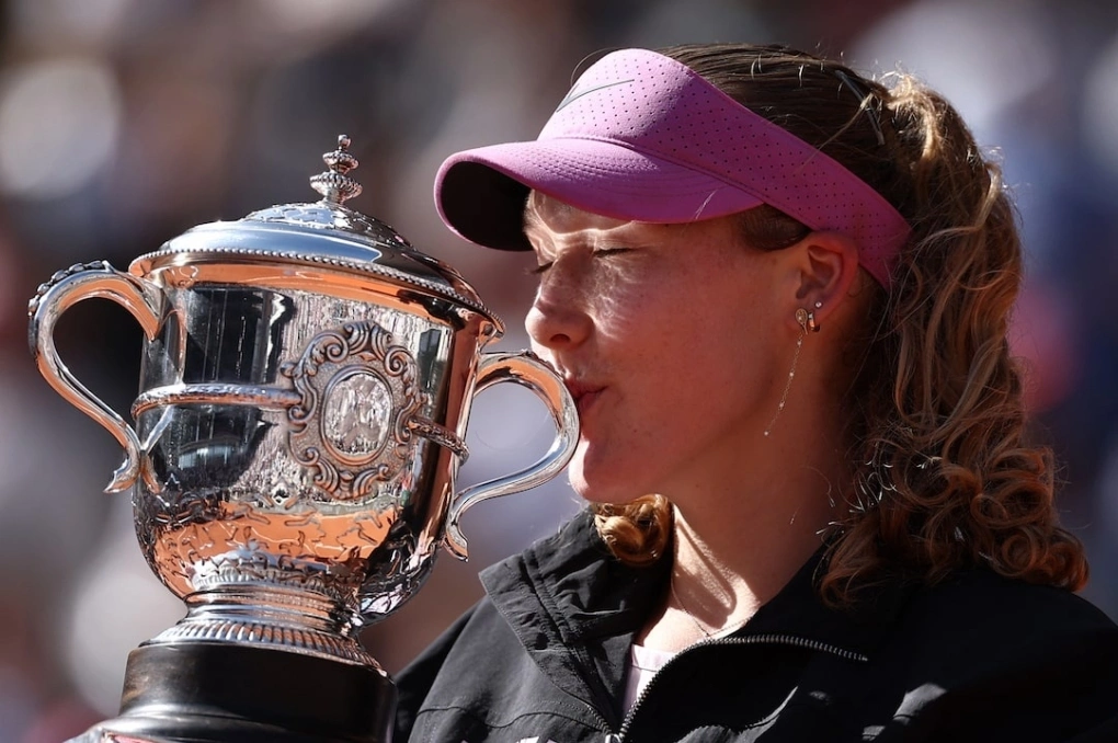 Andreeva mừng chức vô địch Roland Garros, trên sân Philippe Chatrier, Paris, Pháp hôm 6/6. Ảnh: Reuters