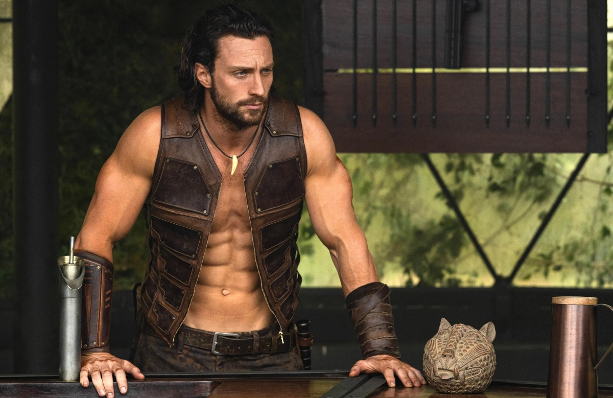 Aaron Taylor-Johnson Theo truyền thông Anh, Taylor-Johnson được nhà sản xuất chú ý từ cuối năm 2022, khi nhiều nguồn tin cho rằng anh nằm trong danh sách ưu tiên thử vai. Năm 2023, trang The Sun đưa tin diễn viên tham gia buổi casting kín tại Pinewood Studios và nhận phản hồi tích cực. Taylor-Johnson được đánh giá phù hợp nhờ kinh nghiệm ở các phim hành động như Avengers: Age of Ultron, Godzilla hay Tenet, có khả năng diễn xuất đa dạng qua nhiều thể loại. Anh trạc tuổi Callum Turner, đáp ứng tiêu chí độ tuổi mà thương hiệu đang hướng tới. Aaron Taylor-Johnson nổi tiếng qua các phim Kick-Ass, Godzilla, Avengers: Age of Ultron, Tenet, Bullet Train và 28 Years Later. Anh từng giành giải Quả Cầu Vàng cho vai diễn trong Nocturnal Animals. Tài tử kết hôn đạo diễn Sam Taylor-Johnson, hơn anh 23 tuổi, vào năm 2012 sau khi hai người gặp nhau trên trường quay Nowhere Boy. Ảnh: Columbia Pictures