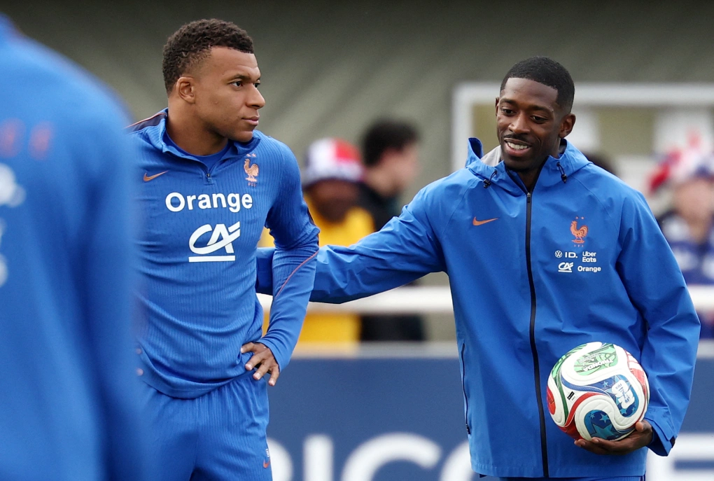 Tiền đạo Kylian Mbappe (trái) và Ousmane Dembele trong buổi tập của tuyển Pháp tại trung tâm huấn luyện Clairefontaine-en-Yvelines, phía tây nam Paris ngày 6/6/2026, chuẩn bị cho World Cup 2026. Ảnh: AFP