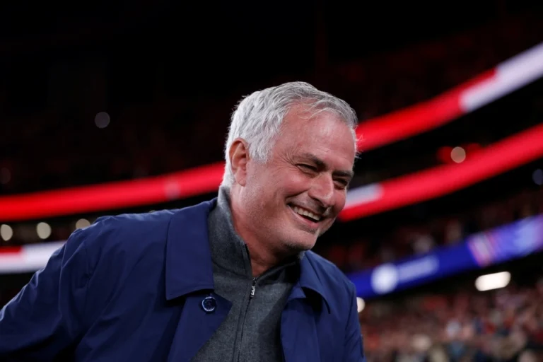 Chủ tịch Real công bố Mourinho