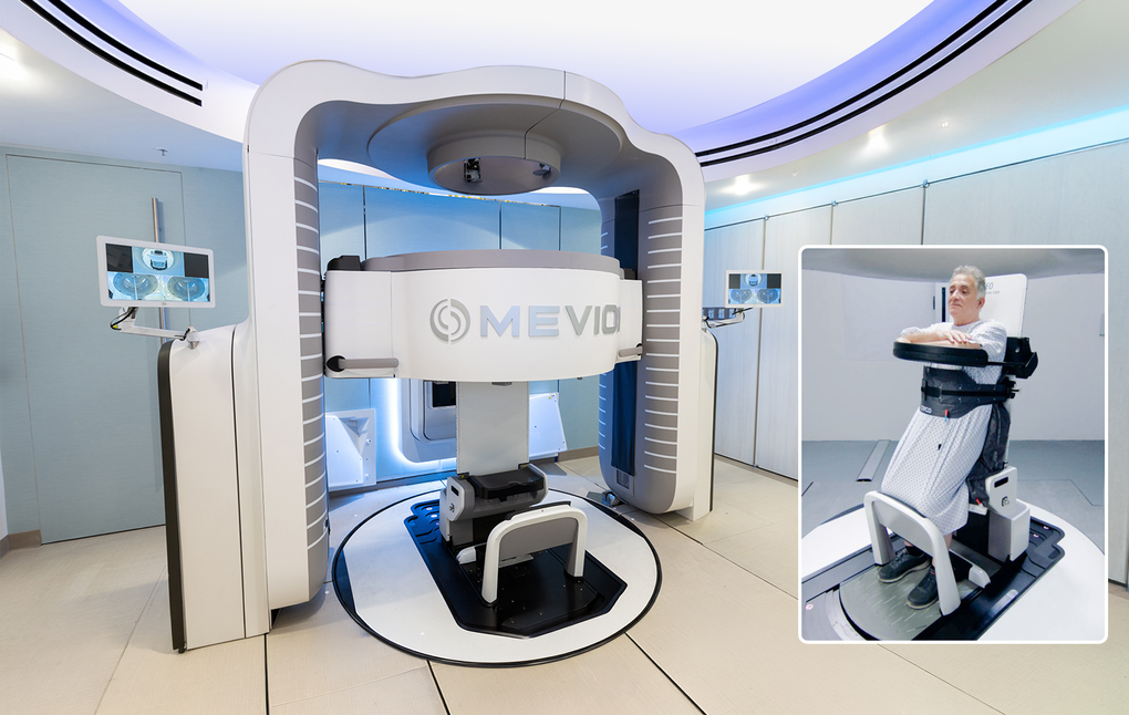 Siêu máy xạ trị proton thế hệ mới nhất của Mevion với tư thế xạ trị ngồi được triển khai tại Trung tâm Ung thư Stanford Medicine (Mỹ). Ảnh: Mevion