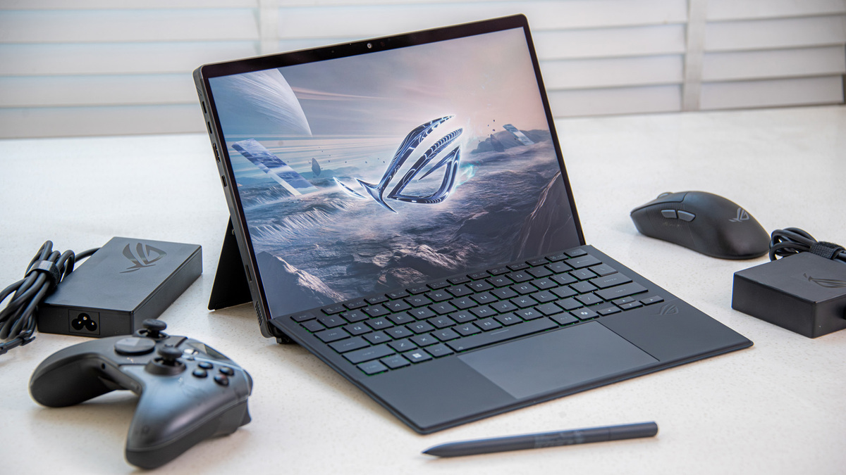 Thay vì bố trí linh kiện trong thân máy như laptop truyền thống, Flow Z13 đặt phần cứng phía sau màn hình nhằm tối ưu không gian lẫn khả năng tản nhiệt. Nhờ cấu trúc này, sản phẩm có thể hoạt động như chiếc tablet, laptop hoặc thiết bị làm việc di động tùy nhu cầu sử dụng. Người dùng cũng có thể kết nối eGPU XG Mobile để tăng cường hiệu năng đồ họa khi cần. Những năm sau đó, Flow Z13 tiếp tục được nâng cấp cấu hình, thiết kế. Các phiên bản mới ứng dụng nền tảng AMD Ryzen AI Max+, cho phép duy trì tính cơ động và vẫn đáp ứng nhu cầu chơi game, sáng tạo nội dung.