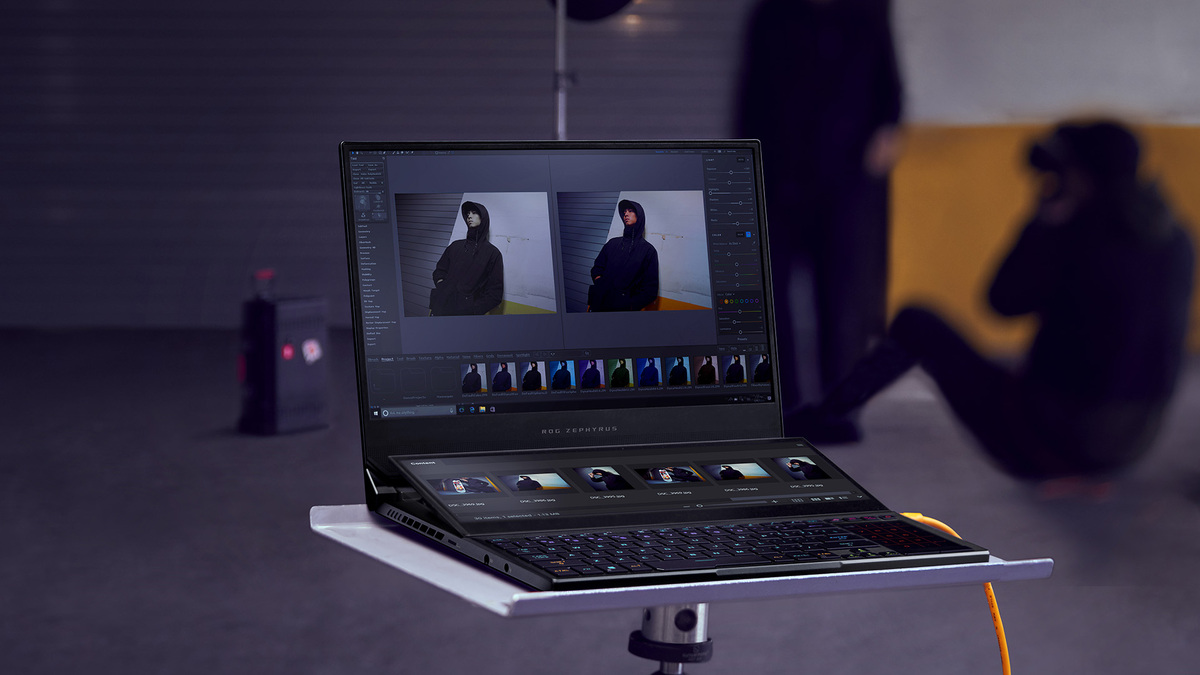 Zephyrus Duo bản 2020 với màn hình đôi Bên cạnh xu hướng mỏng nhẹ, cùng năm 2020, ROG thử nghiệm màn hình đôi - cấu trúc ít xuất hiện trên thị trường laptop chuyên dụng cho game. Điểm nổi bật của dòng Zephyrus Duo là màn hình phụ cảm ứng ScreenPad Plus phía trên bàn phím, kích thước 14,1 inch, độ phân giải 3.840 x 1.100 pixel. Với thiết kế nghiêng 13 độ, người dùng dễ thao tác hơn, thay vì gắn cố định vào máy như ZenBook Pro Duo trước đó. Màn hình phụ còn mở rộng không gian hiển thị, hỗ trợ các tác vụ gồm: theo dõi nội dung phát trực tiếp, chỉnh sửa video, quản lý công cụ làm việc hoặc hiển thị thông tin hệ thống (các thanh công cụ, giao diện thao tác nhanh, nội dung để tham chiếu đến màn hình chính, khung chat).