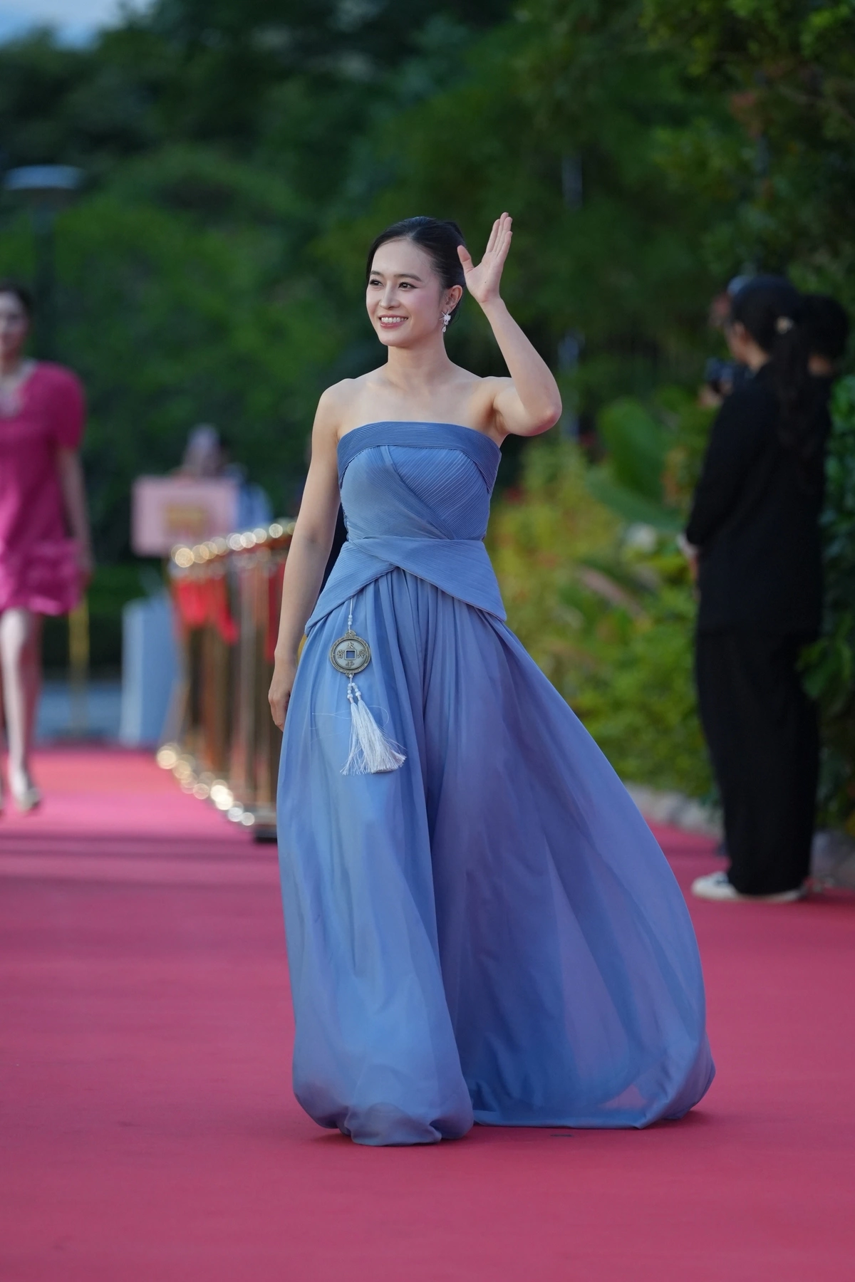 Diễn viên Thiên Tú diện váy dạ hội tông xanh. Cô từng thủ vai bé Ngô, con gái thứ hai của cô Dần (Trương Ngọc Ánh đóng) trong Áo lụa Hà Đông, Huyền thoại bất tử, Dành cho tháng Sáu. Sắp tới, cô đóng cặp Tuấn Trần trong phim Hộ linh tráng sĩ của đạo diễn Nguyễn Phan Quang Bình, dự kiến ra rạp tháng 9.