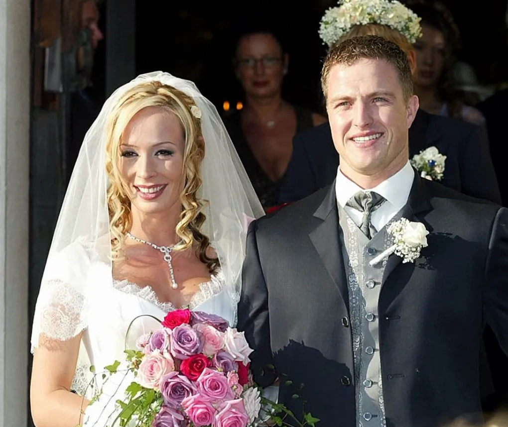 Ralf Schumacher và vợ Cora rời nhà thờ sau lễ cưới tại Maria Plein gần Salzburg, Áo năm 2002. Ảnh: AP