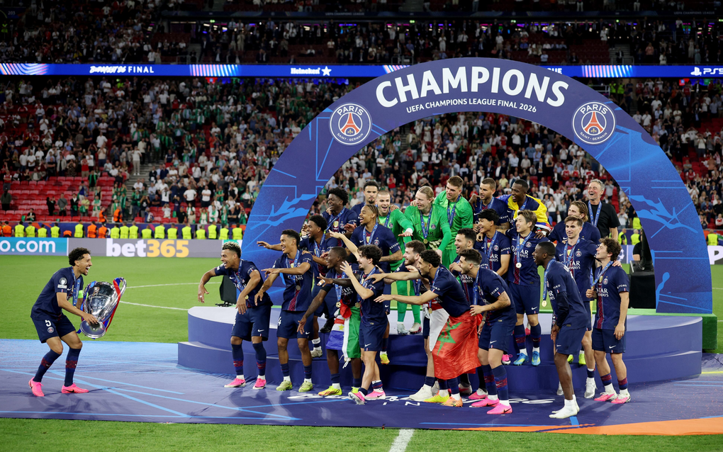 Các cầu thủ PSG nâng cúp Champions League 2025-2026 sau khi đánh bại Arsenal ở chung kết trên loạt sút luân lưu (hòa 1-1 trong 90 phút và hiệp phụ) ngày 30/5/2026 ở sân Puskas Arena, Budapest, Hungary. Ảnh: Reuters
