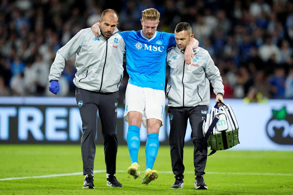 De Bruyne rời sân sau chấn thương trong trận Napoli – Inter Milan ở sân Diego Armando Maradona, Naples, Italy ngày 26/10/2025. Ảnh: Reuters