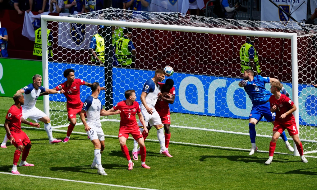 Jovo Lukic đánh đầu ghi bàn mở tỷ số trong trận Canada – Bosnia ở sân BMO Field, Toronto, Canada ngày 13/6/2026. Ảnh: Reuters