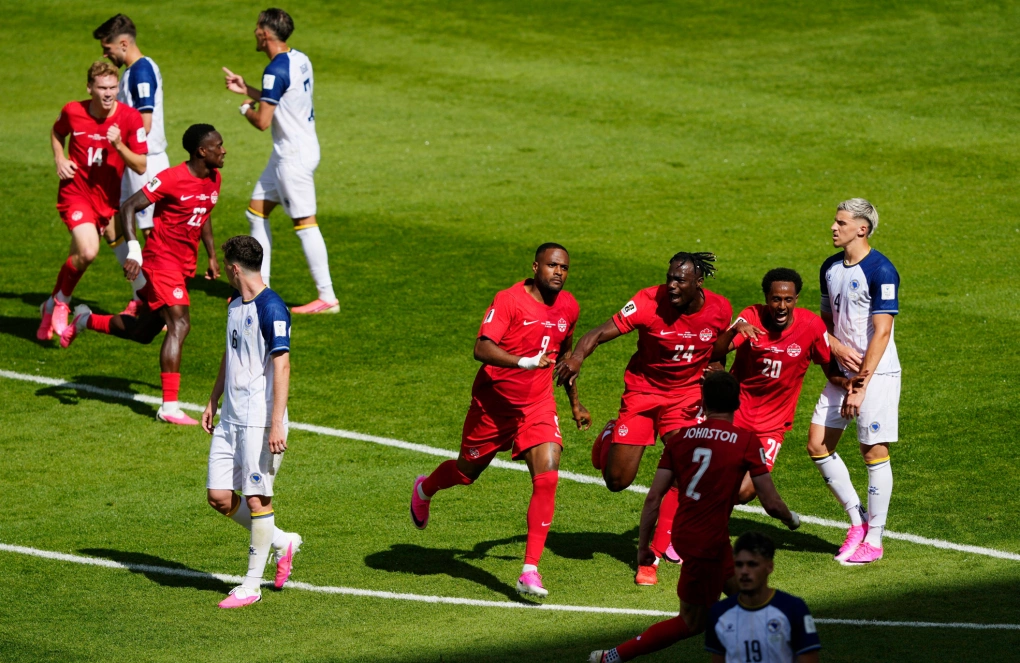Cyle Larin cùng các đồng đội ăn mừng bàn thắng trong trận Canada – Bosnia ở sân BMO Field, Toronto, Canada ngày 13/6/2026. Ảnh: Reuters