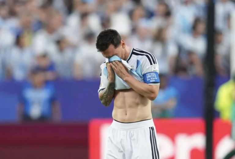Messi khóc tại World Cup 'vì bố ốm nặng'