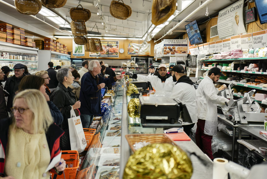 Người dân mua sắm tại một siêu thị ở thành phố New York (Mỹ) tháng 11/2025. Ảnh: Reuters