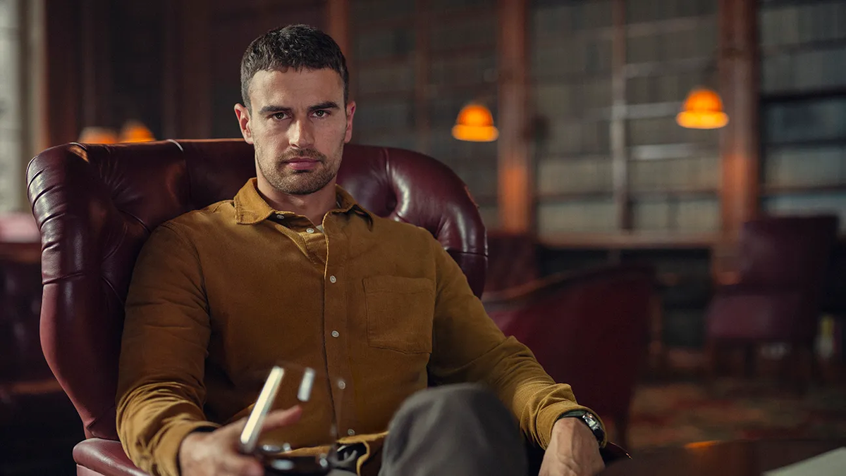 Theo James Theo James thường xuất hiện trong các dự đoán về James Bond mới. Vai diễn trong loạt phim The Gentlemen của đạo diễn Guy Ritchie được xem như màn "thử vai" cho 007, khi anh hóa thân một quý tộc lịch lãm có kỹ năng chiến đấu. Giới chuyên môn cho rằng màn thể hiện hình mẫu quý ông phù hợp định hướng mà thương hiệu 007 tìm kiếm. Bên cạnh kinh nghiệm ở các phim hành động và lãng mạn, anh chưa gắn liền vai diễn biểu tượng nào. Trước khi nổi tiếng, Theo James chủ yếu đảm nhận các vai phụ trong You Will Meet a Tall Dark Stranger, Underworld: Awakening. Bước ngoặt đến khi anh thủ vai chính ở Divergent, chuyển thể tiểu thuyết giả tưởng của Veronica Roth. Ảnh: Netflix