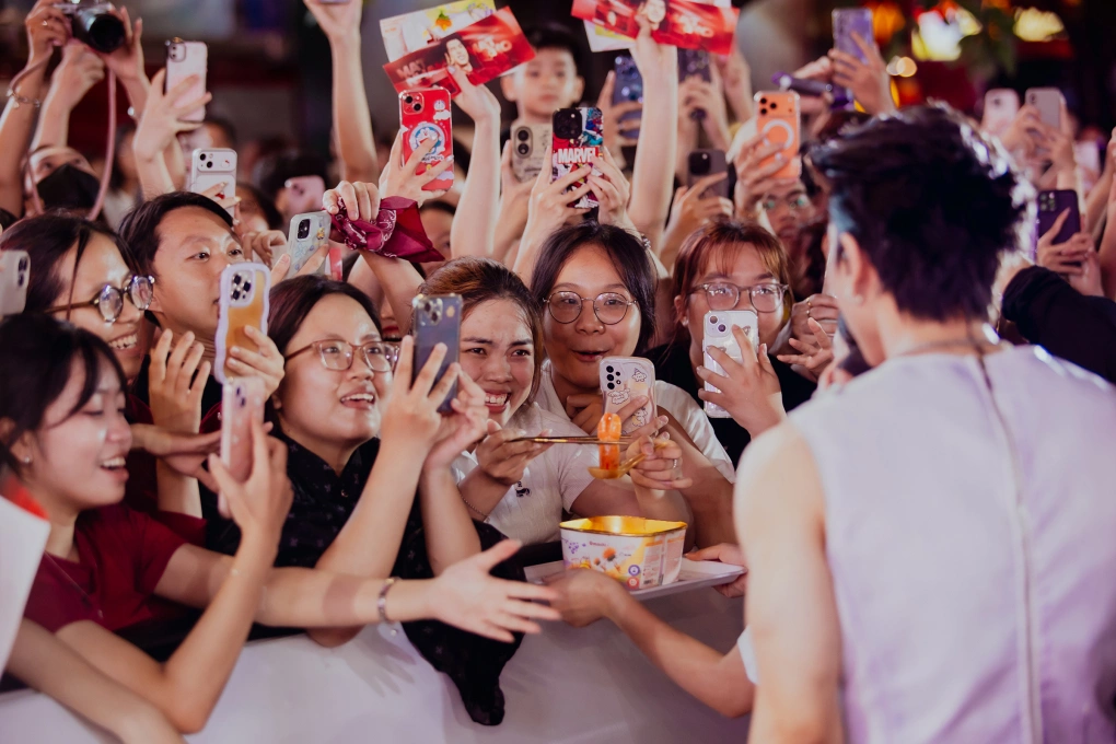 Người tiêu dùng thưởng thức Omachi Lẩu tam hoa trong sự kiện ra mắt sản phẩm tại TP HCM hôm 22/5. Ảnh: Omachi