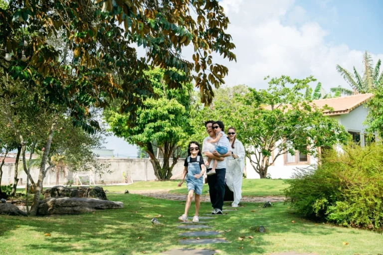 Trường Giang, Nhã Phương thu hoạch rau trái vườn nhà