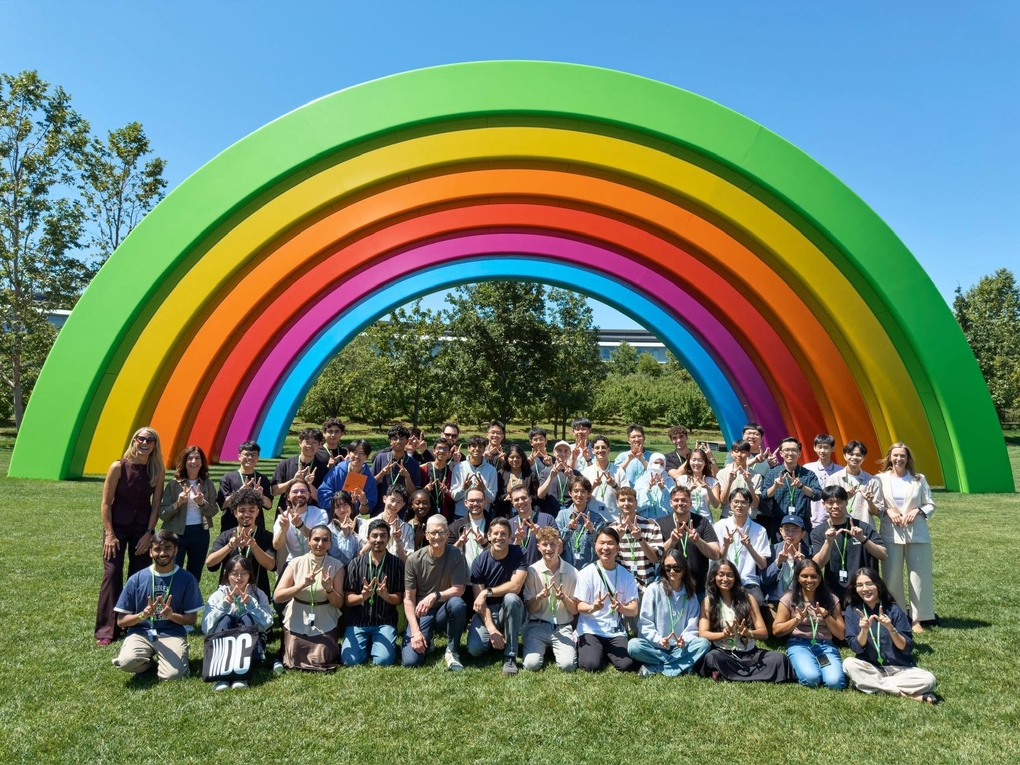 Lê Nhật Hoàng chụp ảnh cùng 50 Quán quân tiêu biểu của Swift Student Challenge 2026 và CEO Tim Cook, John Ternus. Ảnh: NVCC