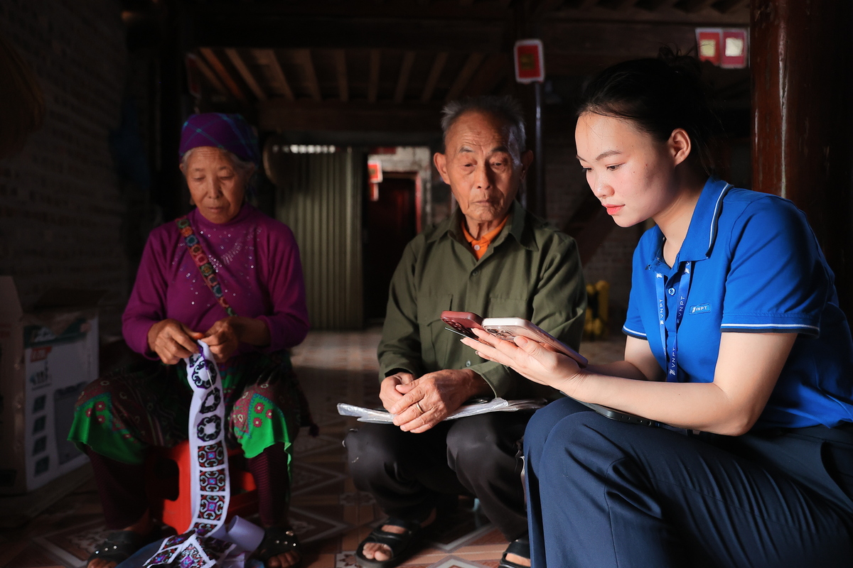 Đây cũng là thách thức chung của các nhà mạng. Để giải quyết vấn đề, các bên đã triển khai hàng loạt biện pháp để thúc đẩy việc xác thực, như nhắn tin, phát loa, phối hợp với chính quyền trong từng khu vực nhỏ để kêu gọi. Trong ảnh là nhân viên của nhà mạng VinaPhone đến nhà người dân tại Lào Cai để hỗ trợ. Đặc thù tại bản làng vùng cao là nhiều gia đình chỉ sở hữu duy nhất một điện thoại di động. Khi thành viên trong nhà mang máy đi làm nương rẫy từ sớm, nhân viên nhà mạng phải kiên trì đi lại nhiều lần mới gặp được. Bên cạnh đó, nỗi lo e ngại lừa đảo công nghệ khiến một số người từ chối hợp tác. Trong nhiều tình huống, nhân sự tuyến đầu phải cậy nhờ đến uy tín của trưởng thôn trực tiếp đi cùng để vận động, người dân mới an tâm phối hợp. Ảnh: Mai Hồng