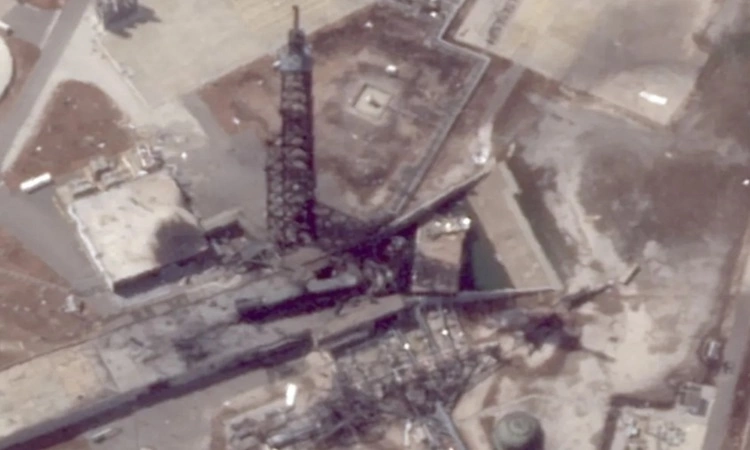 Các hệ thống hỗ trợ bị hư hỏng nặng do vụ nổ tên lửa New Glenn. Ảnh: SpaceFromSpace/Planet Labs