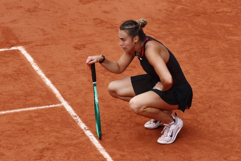 Sabalenka thất vọng ở set ba trận tứ kết Roland Garros, trên sân Philippe Chatrier, Paris, Pháp hôm 3/6. Ảnh: Reuters