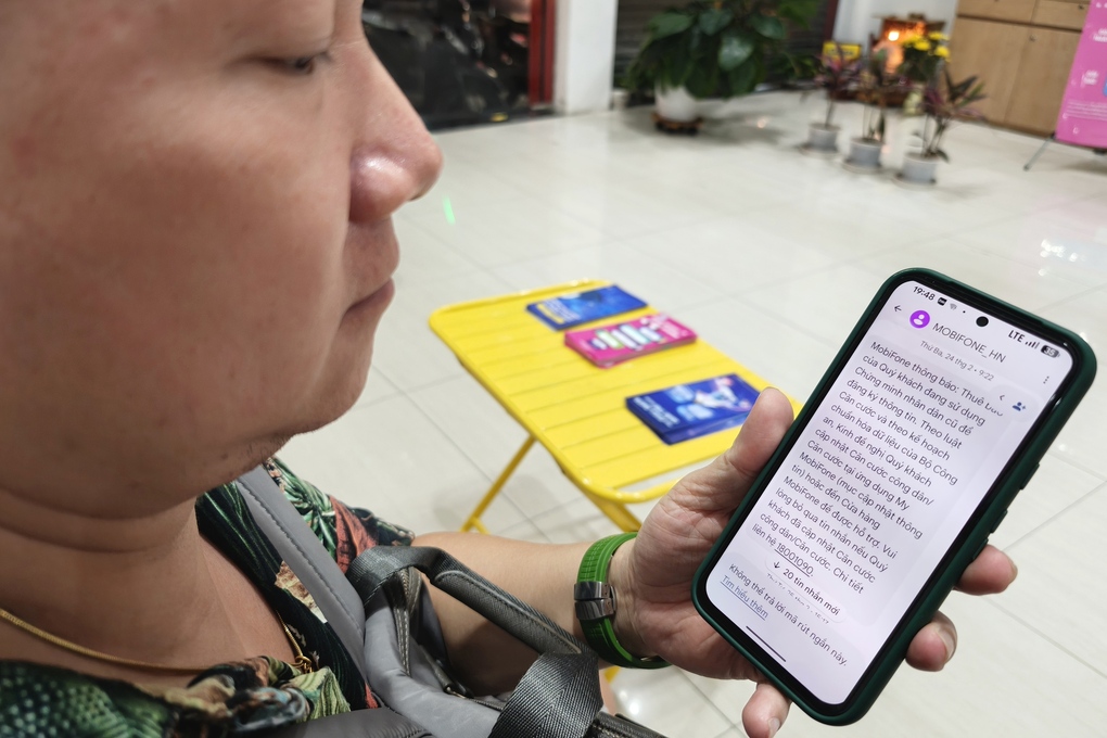 Anh Hoàng (Lạc Trung, Hà Nội) nhận được thông báo của nhà mạng về việc xác thực lại thông tin thuê bao. Ảnh: Trọng Đạt