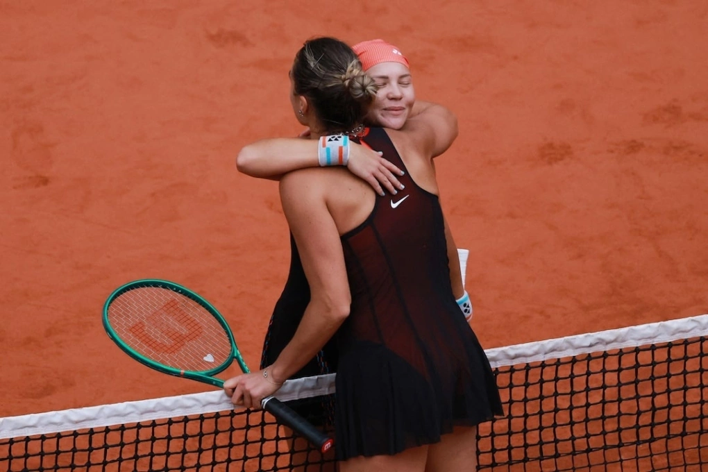 Sabalenka ôm chúc mừng Shnaider sau trận tứ kết Roland Garros, trên sân Philippe Chatrier, Paris, Pháp hôm 3/6. Ảnh: Reuters