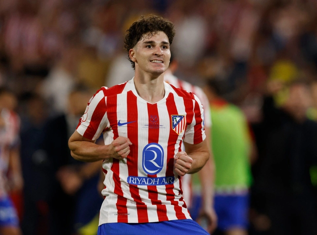 Tiền đạo Julian Alvarez ăn mừng bàn thắng trong trận Atletico Madrid – Real Sociedad ở chung kết Cup Nhà Vua ở sân La Cartuja, Seville, Tây Ban Nha ngày 19/4/2026. Ảnh: Reuters