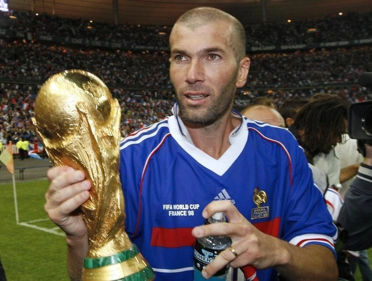9. Zinedine Zidane (Pháp) Zidane là hiện thân của thiên tài và những tranh cãi. World Cup phản ánh rõ nhất hai mặt đối lập đó. Tại World Cup 1998, tiền vệ Pháp suýt phá hỏng giải đấu của bản thân khi nhận thẻ đỏ ở vòng bảng vì giẫm lên Fuad Anwar của Arab Saudi. Nhưng khi trở lại, anh tỏa sáng với cú đúp đánh đầu trong trận chung kết thắng Brazil 3-0, giúp Pháp lần đầu vô địch thế giới. Bốn năm sau, Pháp bị loại ngay vòng bảng. Zidane sau đó từng chia tay đội tuyển, trước khi trở lại dự World Cup 2006. Ở tuổi 34, anh dẫn dắt Pháp vào chung kết bằng hàng loạt màn trình diễn đỉnh cao. Tuy nhiên, trận đấu cuối cùng trong sự nghiệp quốc tế lại khép lại bằng chiếc thẻ đỏ nổi tiếng sau cú húc đầu vào Marco Materazzi. Pháp thua Italy trong loạt luân lưu chung kết, nhưng màn trình diễn xuất sắc xuyên suốt giải đấu vẫn giúp Zidane giành Quả Bóng Vàng World Cup 2006.